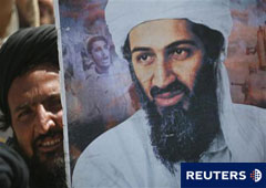 Un seguidor del partiro paquistaní Jamiat-e-ulema-e-Islam sujeta una imagen de Bin Laden durante una manifestación anti-EEUU en las afueras de Quetta el 6 de mayo de 2011.