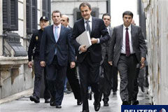 Zapatero convoca al Gobierno para prorrogar el estado de alarma Zapatero llega al Parlamento el 9 de diciembre de 2010 en Madrid.