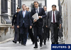 Zapatero llega al Parlamento el 9 de diciembre de 2010 en Madrid.