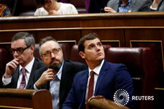 Ciudadanos votaría en contra de un Gobierno con Podemos El líder de C"s, Albert Rivera (D) mira hacia arriba en la sesión de constitución del Congreso en Madrid, el 13 de enero de 2016