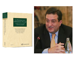 Alberto Palomar junto a la portada de su libro.