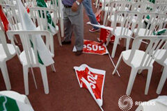 El alcalde de Ponferrada deja el partido para conservar el cargo varias banderas del PSOE por el suelo, en una fotografía de archivo en Sevilla el 16 de mayo de 2011.