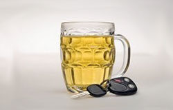 ¿Se penaliza el hecho de presentar “síntomas” de estar bajo los efectos del alcohol? Una jarra de cerveza y llaves de coche
