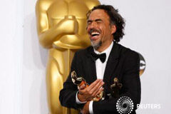 «Birdman» vuela alto en los premios Oscar, gana mejor director y película El director mexicano Alejandro G. Iñárritu posa con dos estatuillas de los Oscar