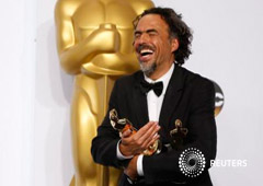 El director mexicano Alejandro G. Iñárritu posa con dos estatuillas de los Oscar