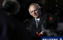 Alemania impone duras condiciones a Grecia Schaeuble habla a periodistas tras reunirse con los responsables de los grupos parlamentarios del Bundestag en Berlín el 26 de abril de 2010.