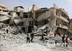 Personas inspeccionando un lugar dañado tras bombardeos en la zona rebelde de al-Qaterji, en Alepo, el 21 de septiembre de 2016