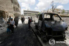 El Estado Islámico ataca una antigua ciudad siria, los civiles huyen Una calle de Aleppo, Siria, tras un bombardeo el 14 de mayo de 2015