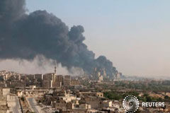 Los combates en Alepo siguen pese al alto el fuego que anunció Rusia Una vista general con una columna de humo de una fábrica de cemento controlada por el Gobierno sirio, en Alepo, el 9 de agosto de 2016