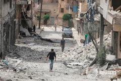 Fuerzas turcas y de coalición matan a 27 personas en ataque al EI en Siria Varias personas caminan entre escombros de edificios dañados en un ataque aéreo en Alepo, siria el 3 de mayo de 2016