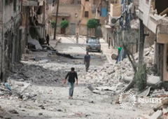 Varias personas caminan entre escombros de edificios dañados en un ataque aéreo en Alepo, siria el 3 de mayo de 2016 Varias personas caminan entre escombros de edificios dañados en un ataque aéreo en Alepo, siria el 3 de mayo de 2016