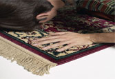 Hombre apoyando su cabeza en una alfombra