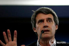 Argentina llega a un acuerdo con acreedores 14 años después del ‘default’ El ministro argentino de Economía, Alfonso Prat-Gay, durante una rueda de prensa en Buenos Aires, el 29 de febrero de 2016