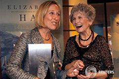 La canadiense Alice Munro gana el Nobel de Literatura Alice Munroe (D) felicita a la autora Elizabeth Hay tras ganar el Premio Giller, el más prestigioso de la literatura canadiense, por su novela "Late Nights On Air", en una ceremonia en Toronto, en una foto de archivo del 6 de noviembre de 2007