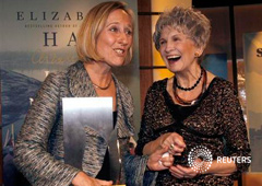 Alice Munroe (D) felicita a la autora Elizabeth Hay tras ganar el Premio Giller, el más prestigioso de la literatura canadiense, por su novela 