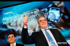 Alierta deja la presidencia ejecutiva de Telefónica en manos de Álvarez-Pallete Alierta (D) y Álvarez-Pallete ofrecen una rueda de prensa en Madrid, el 25 de febrero de 2015