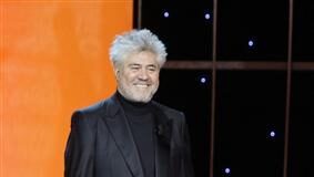 «Celda 211», gran triunfadora de los Goya con ocho premios Almovódar se prepara para entregar el premio a la mejor película, el 14 de febrero de 2010 en Madrid.