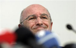 Almunia dice que la recuperación mundial se está acercando Almunia el 13 de octubre durante una rueda de prensa en Riga.