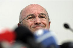 Almunia el 13 de octubre durante una rueda de prensa en Riga. Almunia el 13 de octubre durante una rueda de prensa en Riga.