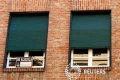 El futuro papel de registro de la propiedad en los arrendamientos de viviendas Parte de un edificio con cartel de 'se alquila'