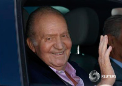 El Rey abandona la clínica en Pozuelo de Alarcón, en Madrid, el 1 de octubre de 2013