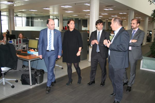 Iraburu, Castex, Piérola y Bagüés acompañan al vicepresidente en su visita a las instalaciones de la multinacional.