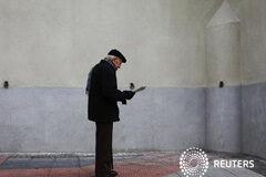 El Gobierno elogia el informe de los expertos sobre las pensiones Un hombre lee un periódico en Madrid el 17 de diciembre de 2012