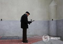 Un hombre lee un periódico en Madrid el 17 de diciembre de 2012