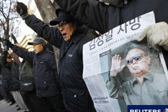 Fallece el líder norcoreano Kim Jong-il ancianos surcoreanos de un grupo cívico conservador y anti-norcoreano cantan eslóganes contra Corea del Norte en una concentración en Seúl