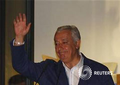 Javier Arenas saluda a sus seguidores desde un balcón de la sede del partido tras conocerse la victoria en las elecciones autonómicas, en Sevilla