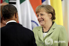 Berlín debió consultar más al Parlamento por el MEDE La canciller alemana, Angela Merkel, habla con el presidente de Estados Unidos, Barack Obama (I), en Los Cabos el 18 de junio de 2012