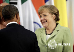 La canciller alemana, Angela Merkel, habla con el presidente de Estados Unidos, Barack Obama (I), en Los Cabos el 18 de junio de 2012