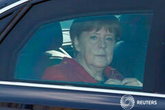 Los votantes alemanes castigan a Merkel por su política de inmigración Merkel llega en su limousina a una reunión del partido en Berlín, el 14 de marzo de 2016