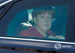 Merkel llega en su limousina a una reunión del partido en Berlín, el 14 de marzo de 2016