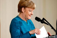 Los conservadores de Merkel amplían su ventaja, según un sondeo Merkel ordena sus notas durante una conferencia de prensa conjunta con el presidente de Estados Unidos, Donald Trump, en la Casa Blanca, en Washington., el 17 de marzo de 2017