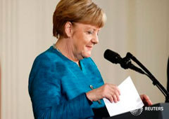 Merkel ordena sus notas durante una conferencia de prensa conjunta con el presidente de Estados Unidos, Donald Trump, en la Casa Blanca, en Washington., el 17 de marzo de 2017