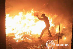 Estalla la violencia en el aniversario de la revolución en Egipto Un manifestante anti Mursi trata de apagar el fuego de una tienda en llamas en la plaza Tahrir, en El Cairo, el 25 de enero de 2012