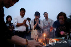 Hiroshima recuerda el 70 aniversario de la bomba atómica Varias personas recuerdan a las víctimas de la bomba atómica en Hiroshima el 6 de agosto de 2015