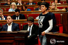La CUP insta por carta a Puigdemont a proclamar la república catalana Anna Gabriel (dcha.) al lado del presidente catalán Carles Puigdemont (c) y el vice presidente Oriol Junqueras durante un debate en el Parlamento regional en Barcelona, el 10 de octubre de 2017