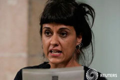 El Supremo ordena la detención de la exdiputada de la CUP Anna Gabriel La exdiputada Anna Gabriel sujeta una declaración de independencia en el parlamento catalán en Barcelona el 10 de octubre de 2017