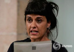 La exdiputada Anna Gabriel sujeta una declaración de independencia en el parlamento catalán en Barcelona el 10 de octubre de 2017