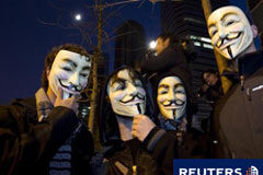 La policía da por desmantelada la cúpula de Anonymous en España Defensores de WikiLeaks llevan máscaras del grupo "Anonymous" durante una manifestación para pedir la puesta en libertad del fundador de WikiLeaks Julian Assange, frente a la embajada británica en Madrid el 11 de diciembre de 2010.