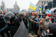 Los antidisturbios ucranianos se retiran tras avanzar hacia los manifestantes Antidisturbios abandonal la Plaza de la Independencia en Kiev, el 11 de diciembre de 2013