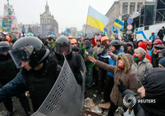 Antidisturbios abandonal la Plaza de la Independencia en Kiev, el 11 de diciembre de 2013