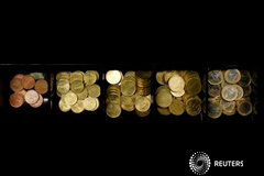 España aumenta la recaudación un 10% en 2012 por el plan antifraude Monedas de euro en una caja registradora en una tienda en el centro de Viena, el 14 de febrero de 2012