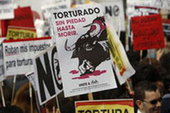 La acción popular en los procedimientos judiciales de defensa animal I (Querella y fianza) activistas en defensa de los derechos de los animales llevan pancartas durante la protesta, en Madrid el 28 de marzo de 2010.