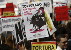 activistas en defensa de los derechos de los animales llevan pancartas durante la protesta, en Madrid el 28 de marzo de 2010.