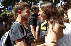 Reacciones a la prohibición de las corridas de toros en Cataluña dos manifestantes antitaurinos celebran el resultado de la votación frente al Parlamento catalán, en Barcelona, el 28 de julio de 2010.