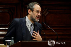 La CUP se reafirma en no investir a Mas como presidente de Cataluña El líder de la CUP, Antonio Baños, durante una sesión de investidura en el Parlament, el 12 de noviembre de 2015