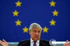 La Eurocámara respalda recortar un 40% las emisiones de CO2 en vehículos El presidente del Parlamento Europeo, Antonio Tajani, habla durante un debate sobre el estado de la Unión Europea en el Parlamento Europeo en Estrasburgo, Francia, el 12 de septiembre de 2018